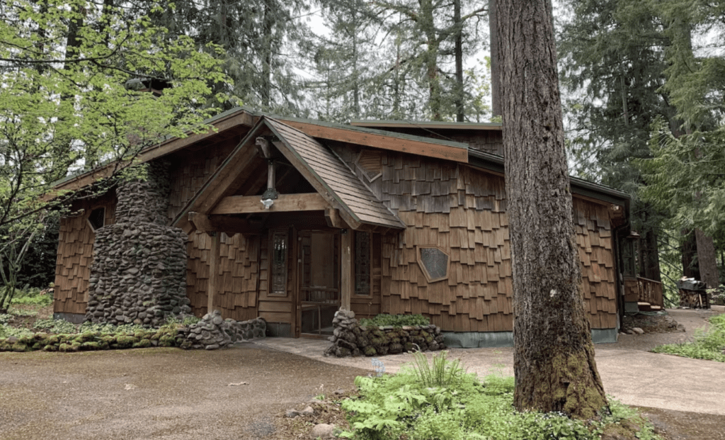 The BEST Lakes in Oregon (with Cabins You Must Stay At!)