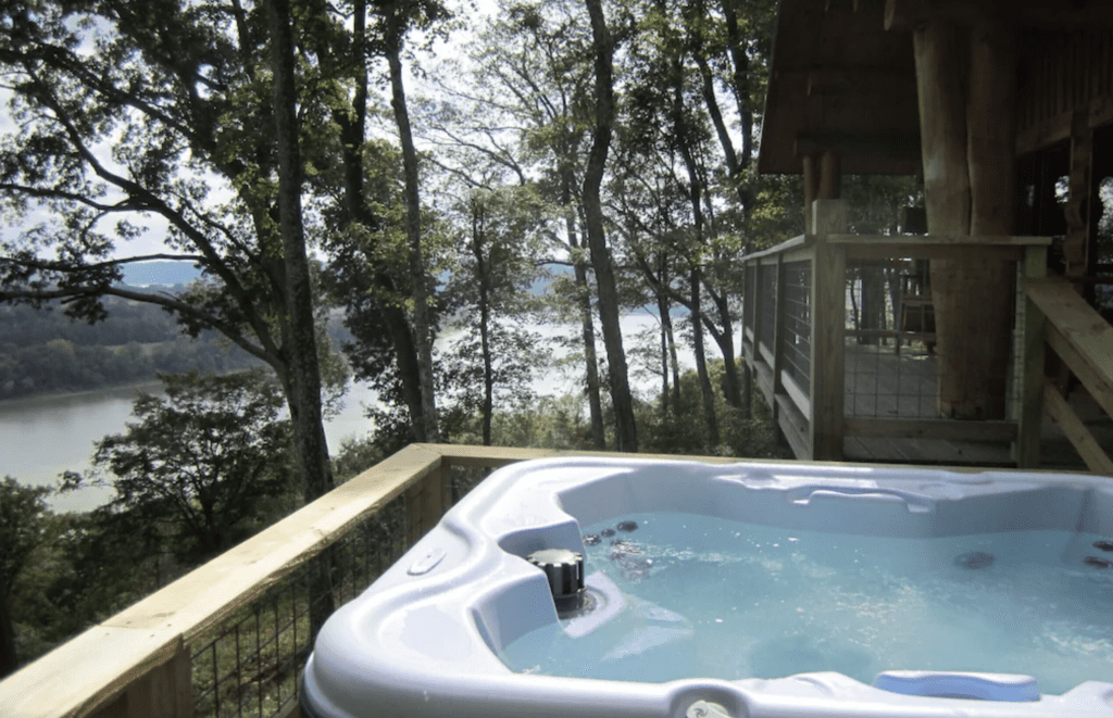 the-best-romantic-getaways-in-indiana-with-hot-tubs