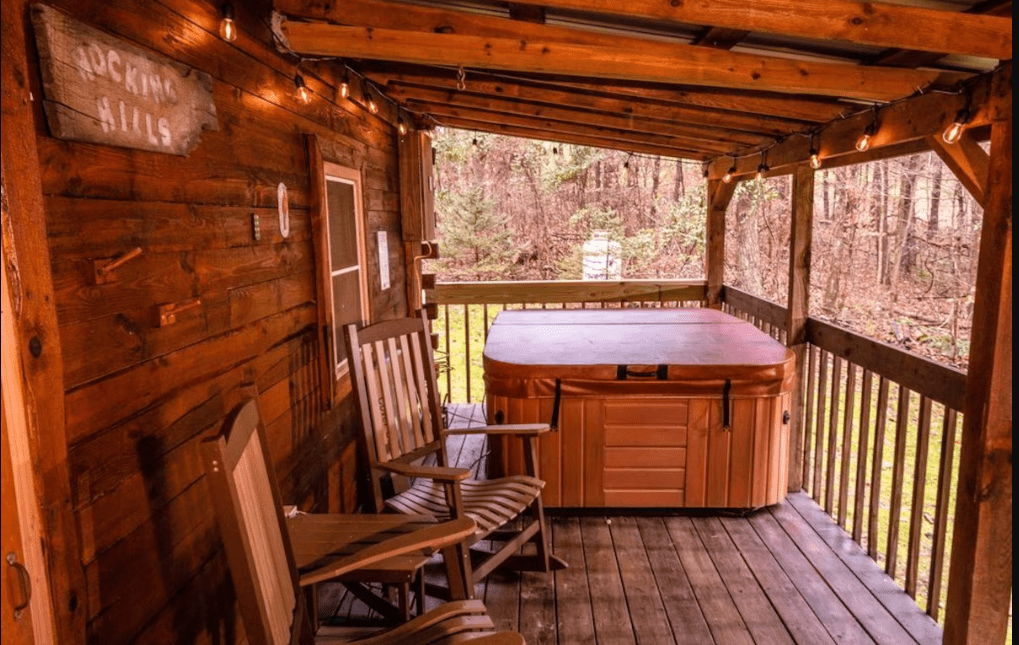 romantic getaways in Ohio with hot tubs