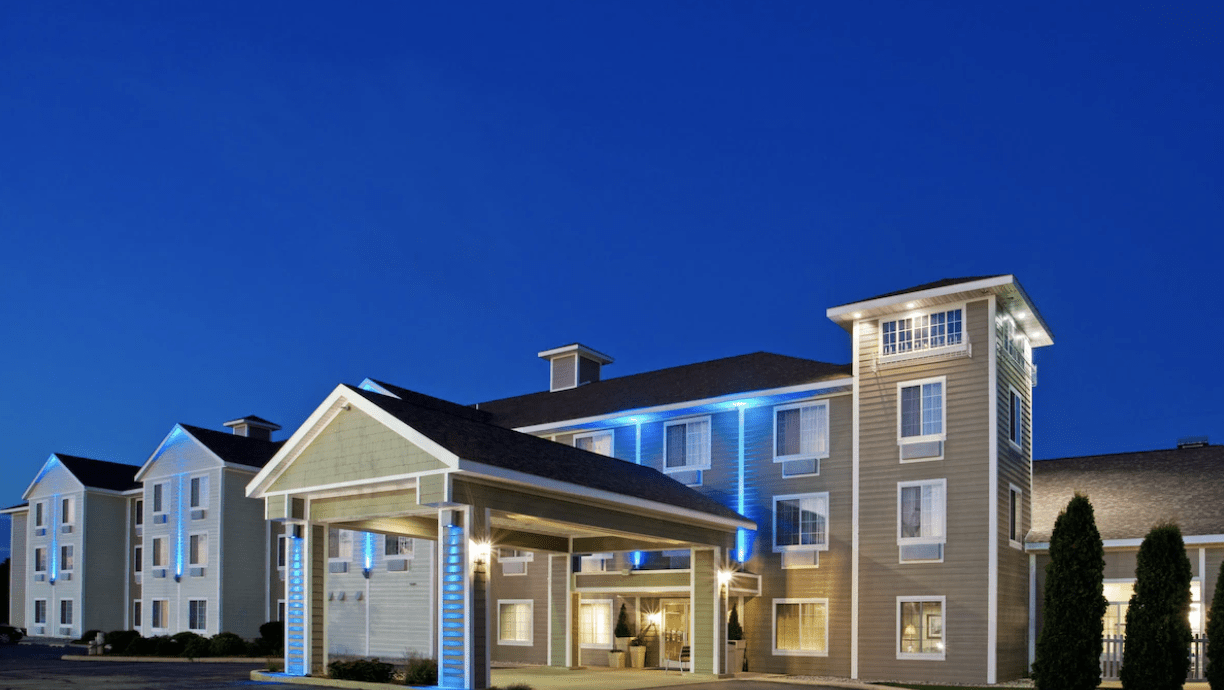 Holiday Inn Express & Suites New Buffalo, an IHG Hotel