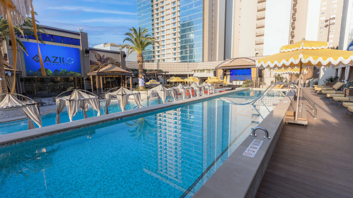 Sahara Las Vegas - las vegas hotels with heated pools in winter